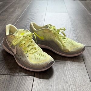 Nike Women's Light Yellow Athletic Shoes